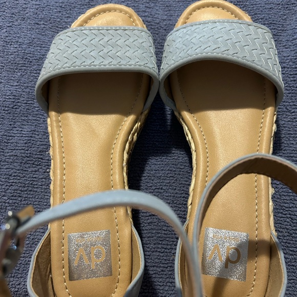 DOLCE VITA DANE LIGHT BLUE WEDGES ESPADRILLE PLATFORM
SANDALS SIZE 9 Reg… - Picture 3 of 6